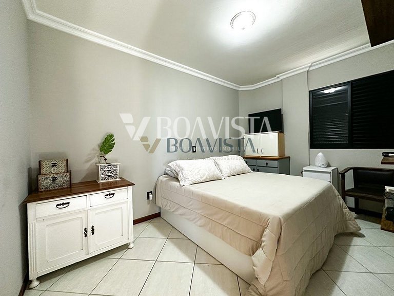 Apartamento com 03 dormitórios de frente para a avenida de B