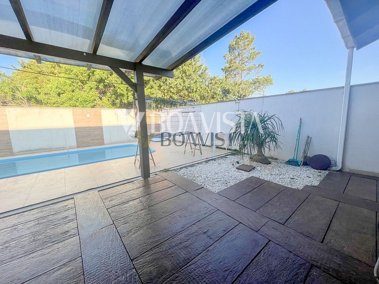 Casa com piscina em Bombas