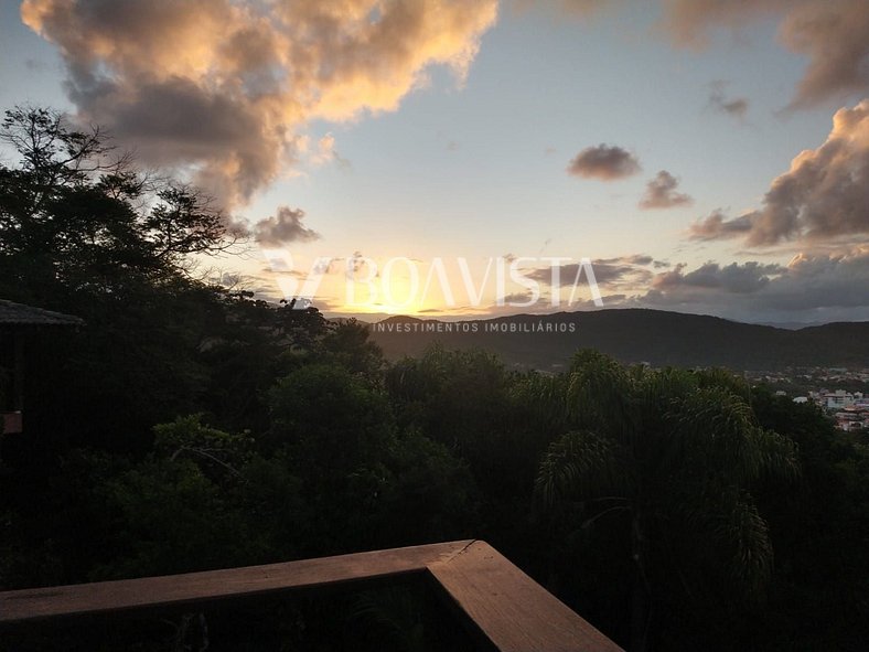 Casa em Condomínio com linda Vista ao Mar.