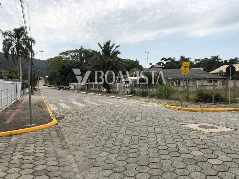 Terreno de esquina no bairro de Zimbros. Excelente localizaç