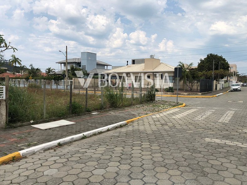 Terreno de esquina no bairro de Zimbros. Excelente localizaç