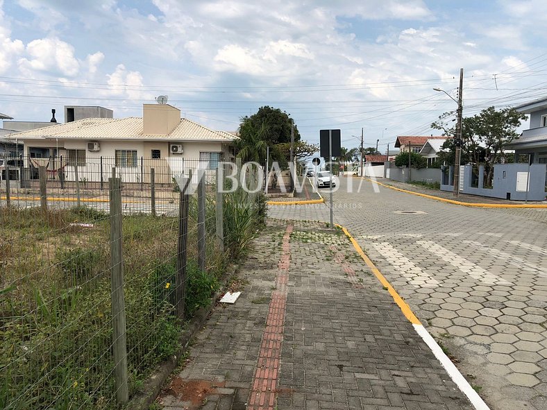 Terreno de esquina no bairro de Zimbros. Excelente localizaç