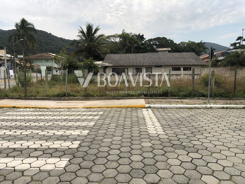 Terreno de esquina no bairro de Zimbros. Excelente localizaç