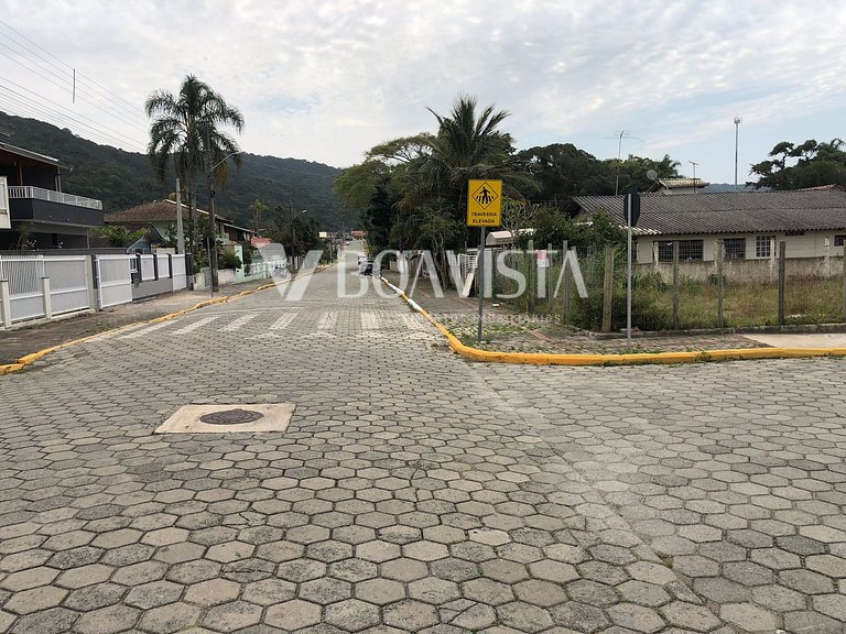 Terreno de esquina no bairro de Zimbros. Excelente localizaç